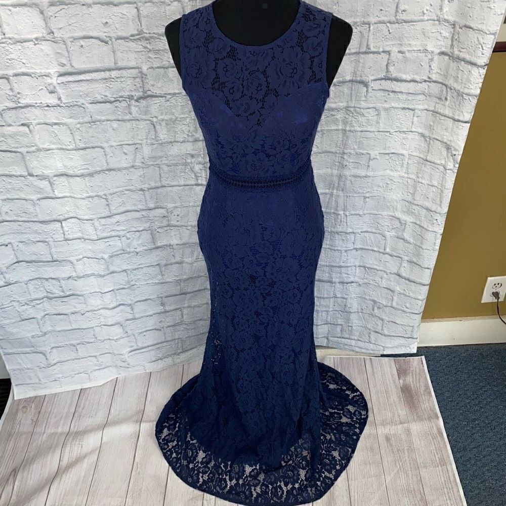 Lulus trumpet floor length gown fully lined with lace overlay sz S